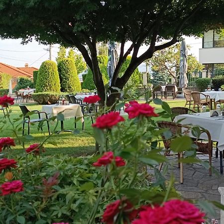 Hotel-Restaurant Almond Karlovo Esterno foto