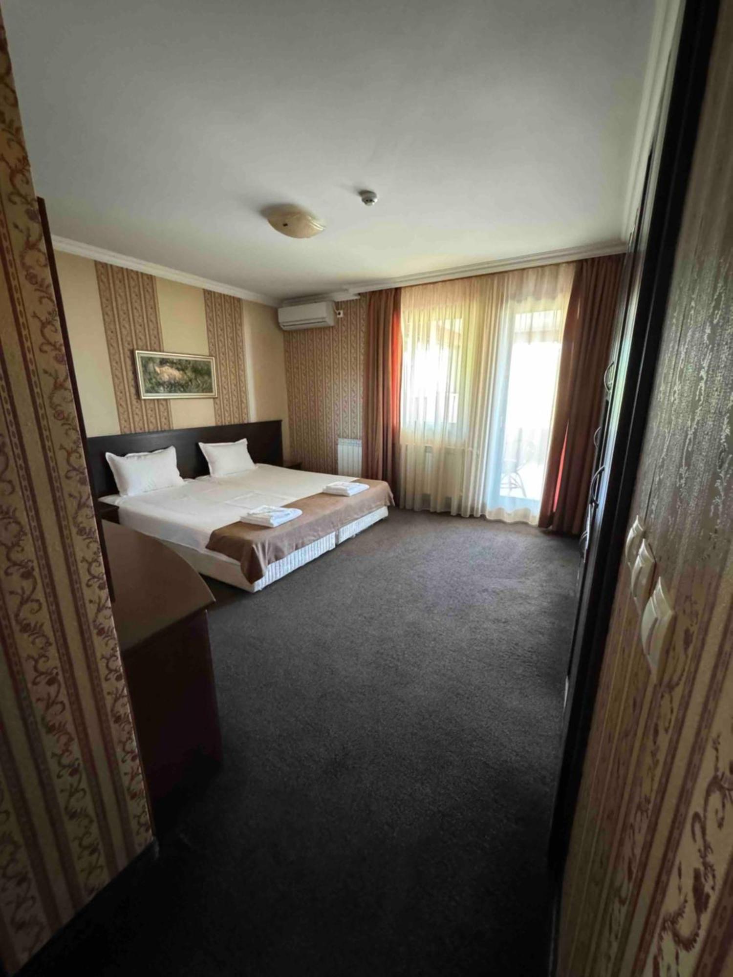 Hotel-Restaurant Almond Karlovo Esterno foto