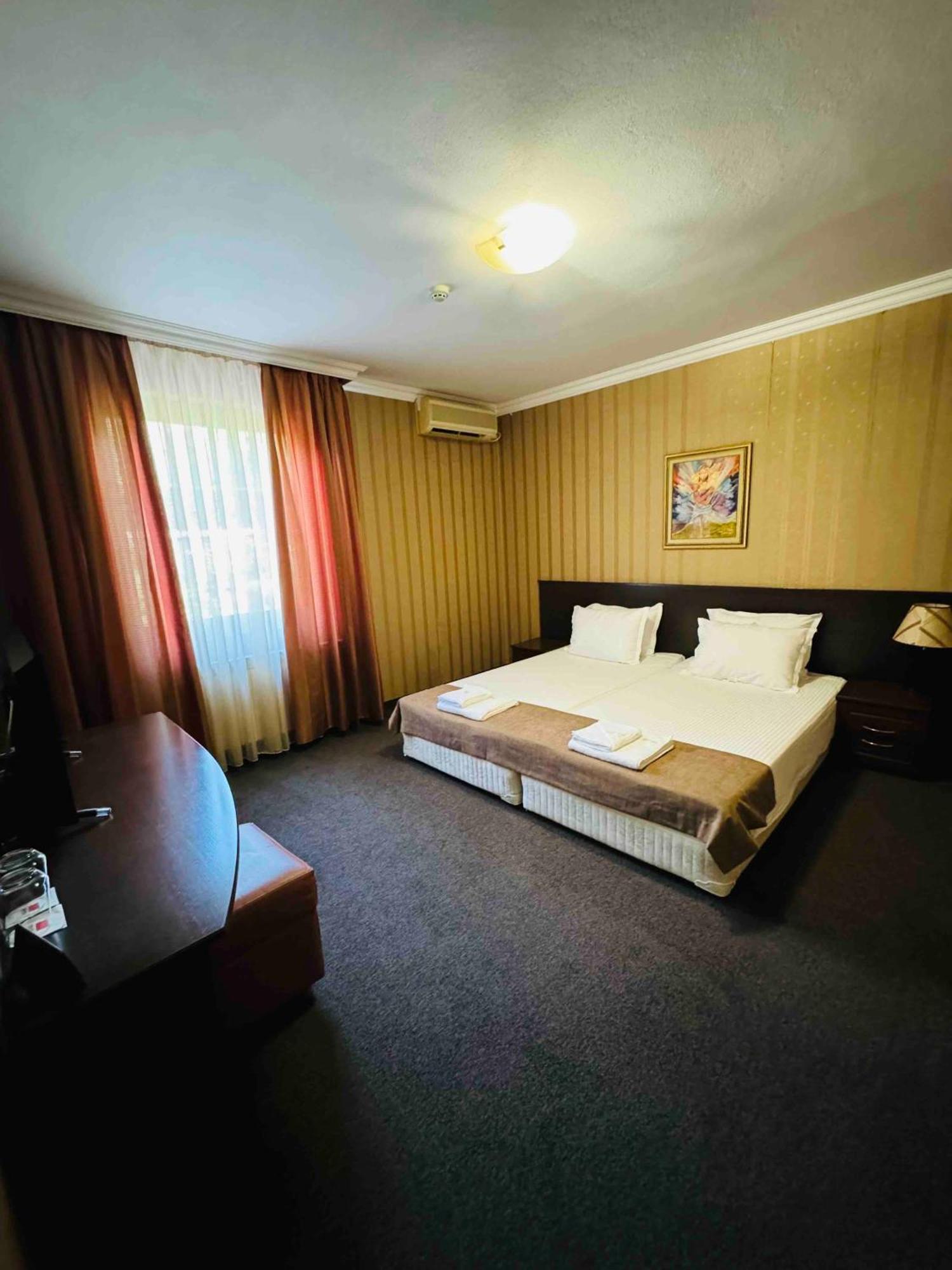 Hotel-Restaurant Almond Karlovo Esterno foto