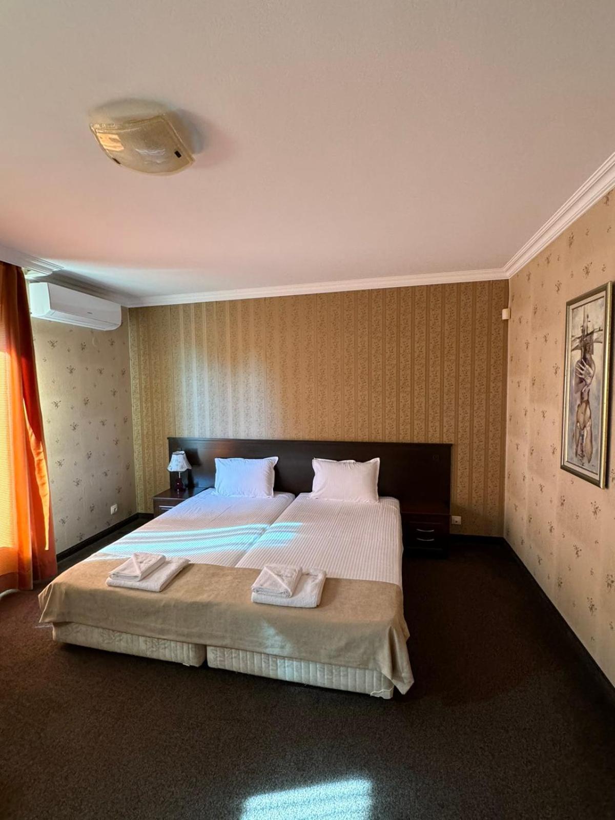 Hotel-Restaurant Almond Karlovo Esterno foto