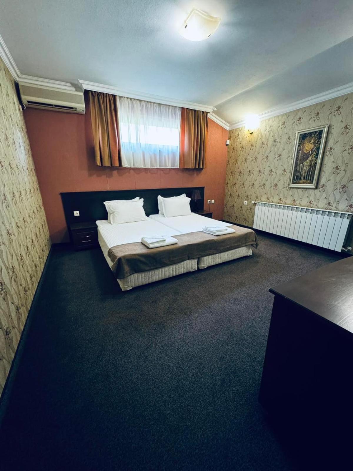 Hotel-Restaurant Almond Karlovo Esterno foto