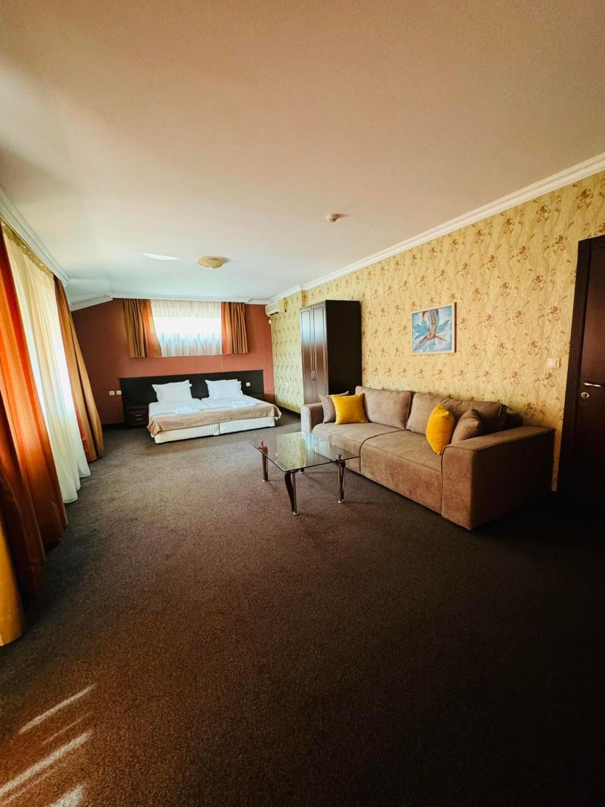Hotel-Restaurant Almond Karlovo Esterno foto