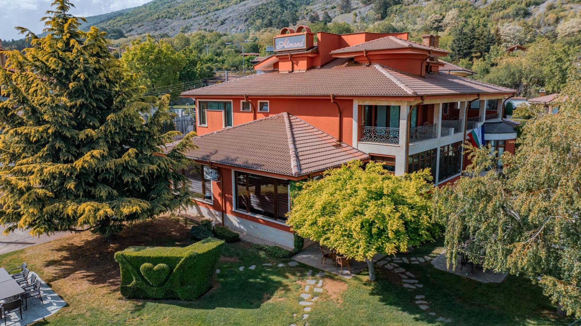 Hotel-Restaurant Almond Karlovo Esterno foto