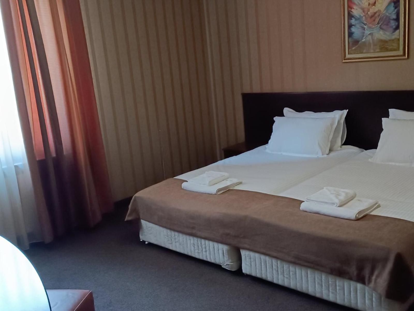 Hotel-Restaurant Almond Karlovo Esterno foto
